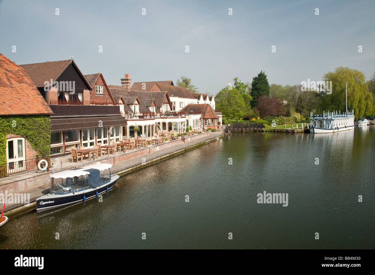 The Swan restaurant at Streatley on the banks of the River Thames in Oxfordshire Uk Stock Photo
