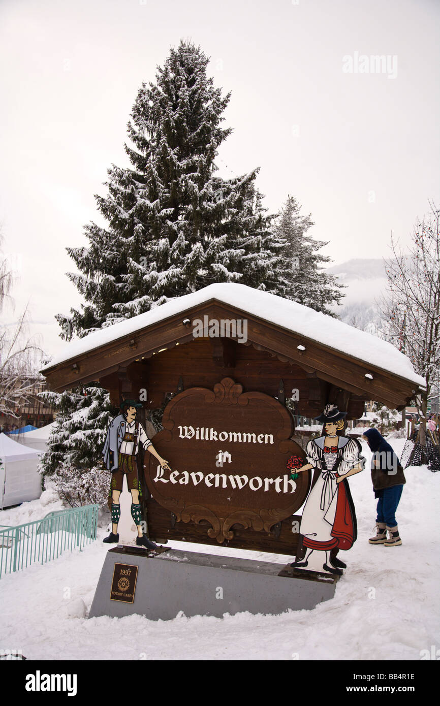 USA, Washington State, Leavenworth. Sledding by the Willkommen in Leavenworth sign Stock Photo
