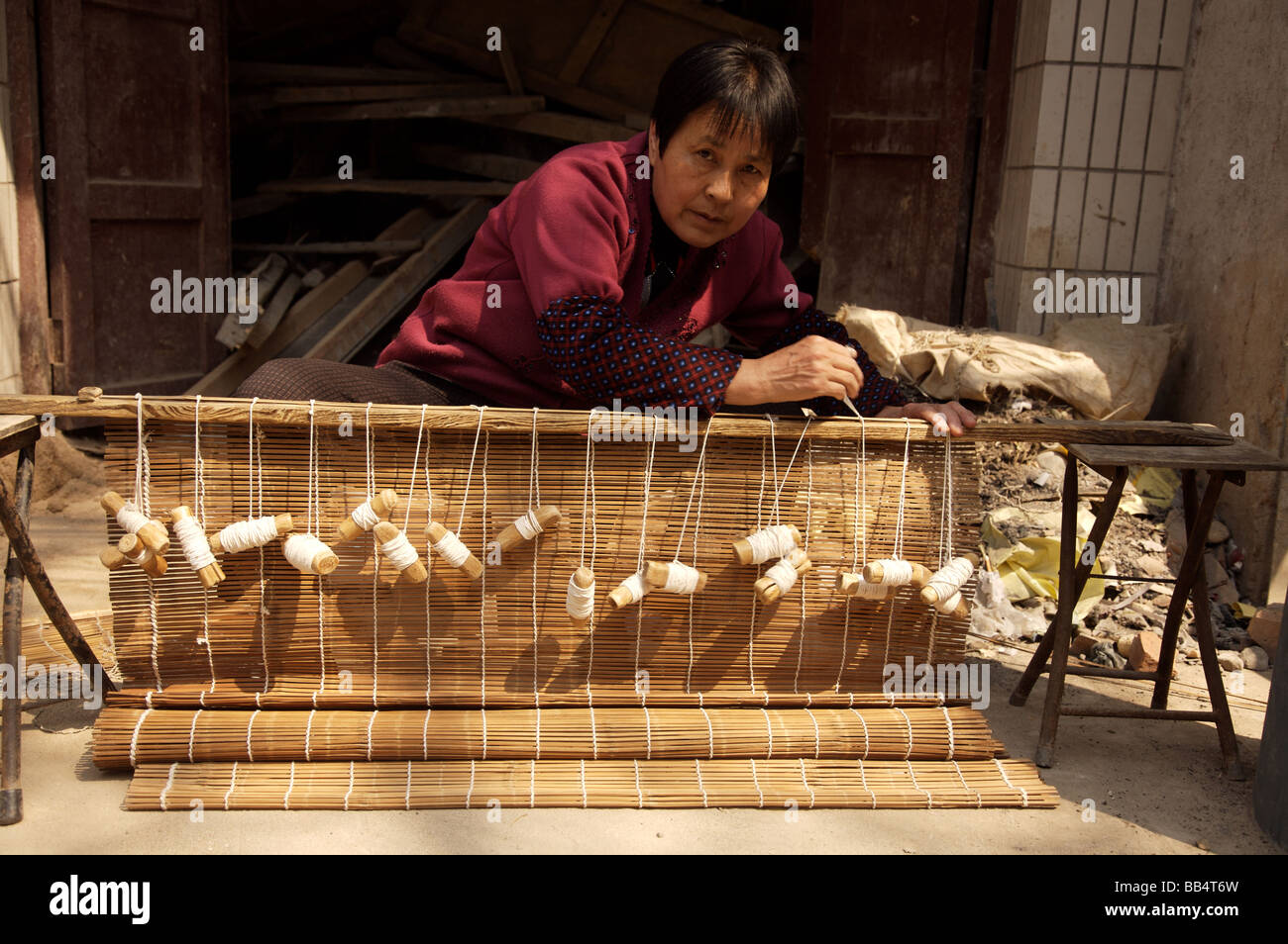 loady making floor covering mat Stock Photo Alamy