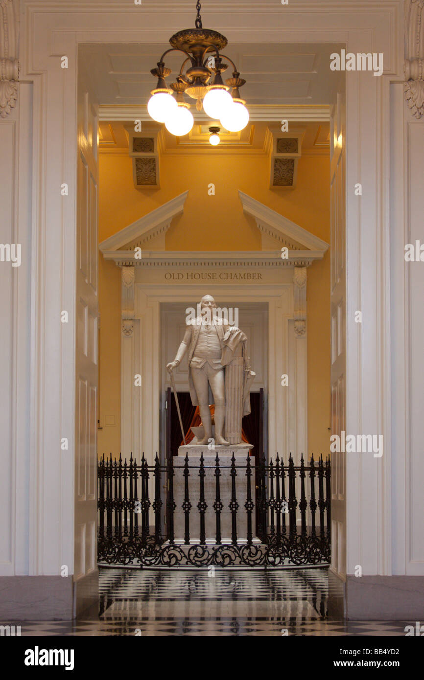 Statue of Washington in the capitol rotunda, Richmond Virginia
