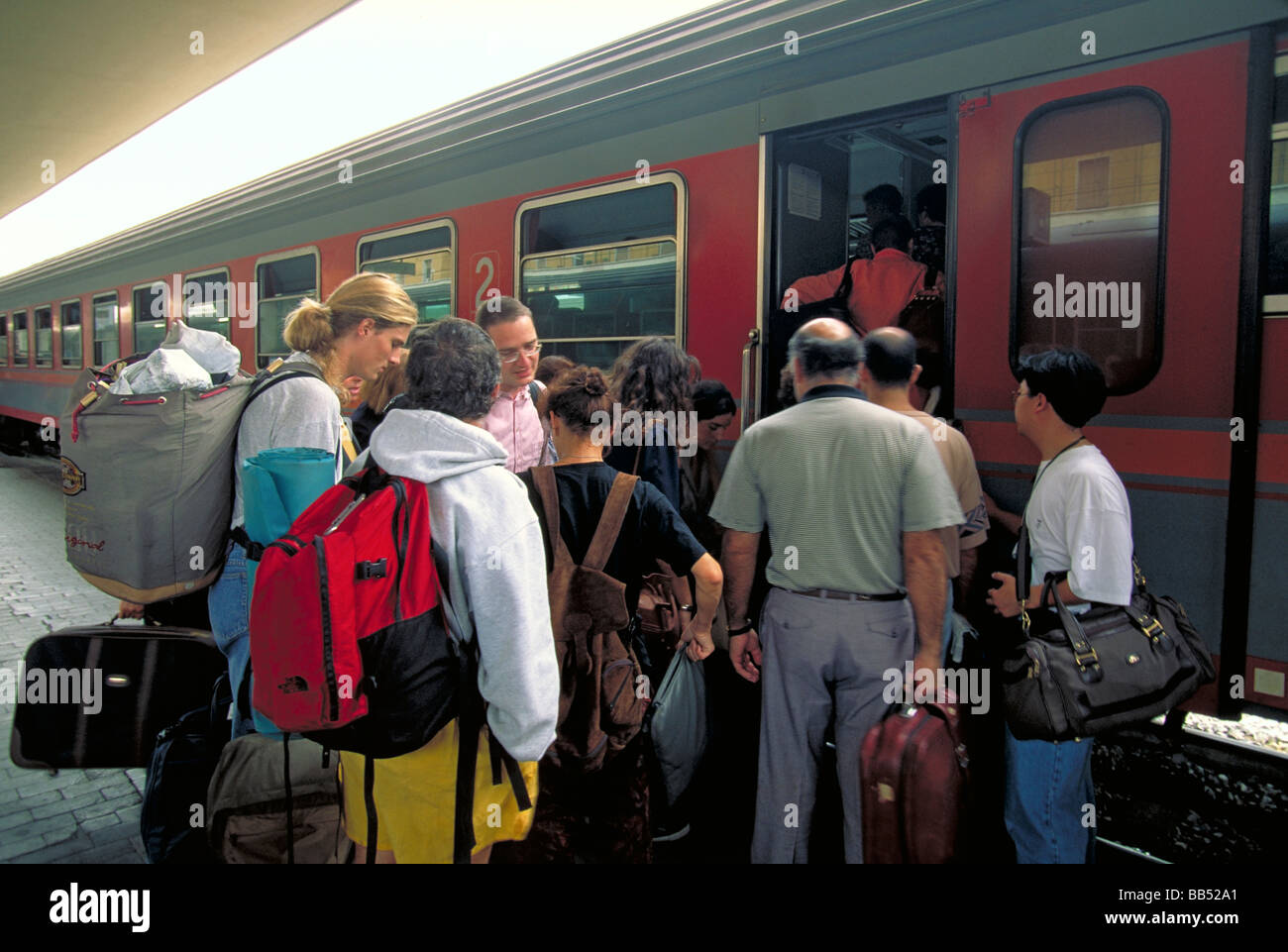 Elk140 3260 Italy Tuscany Florence train platform with tourists Stock Photo