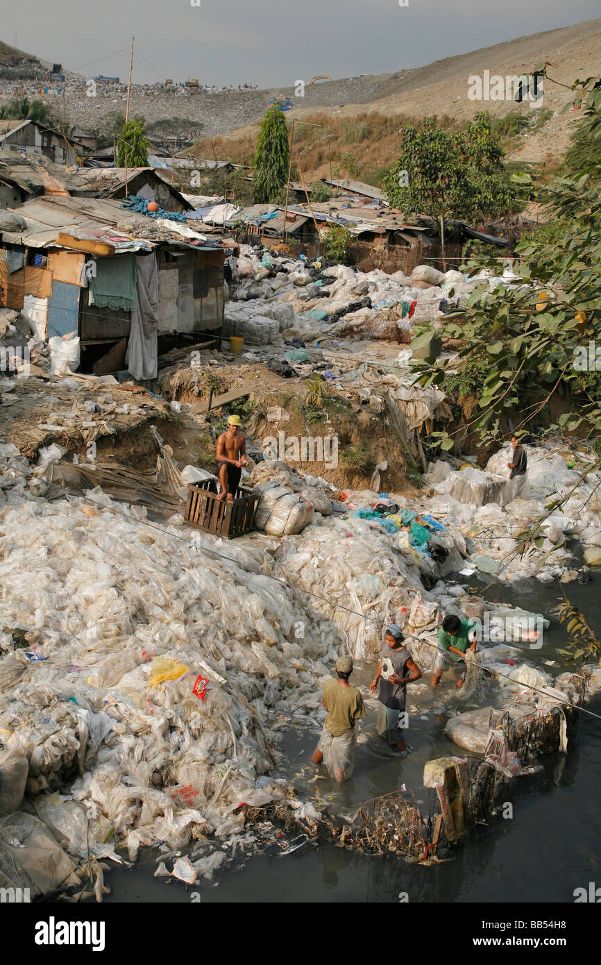 Painet jm0896 philippines scavengers work garbage tip bagong silangan quezon city manila asia se urban pollution poverty Stock Photo