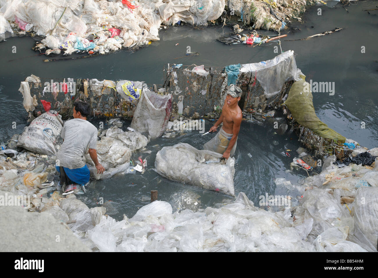 Painet jm0897 philippines scavengers work garbage tip bagong silangan quezon city manila asia se urban pollution labour Stock Photo