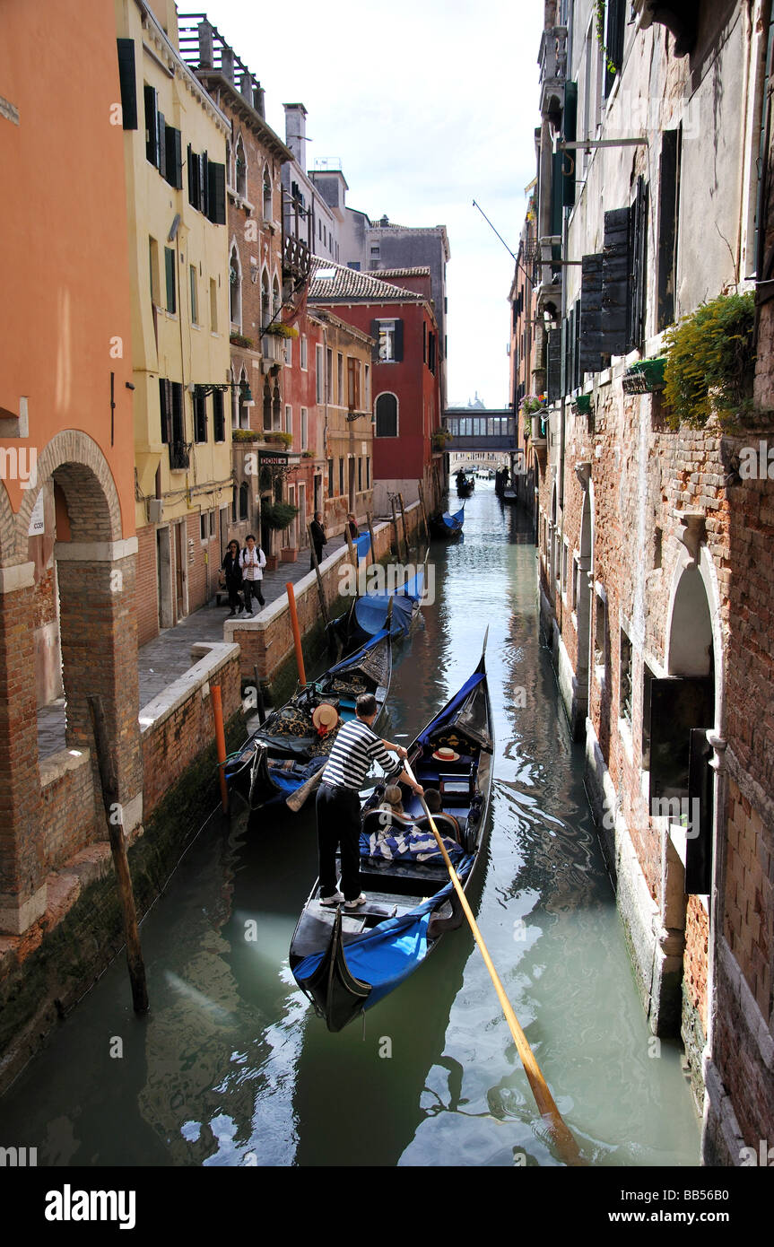 Backstreet canal hi-res stock photography and images - Alamy
