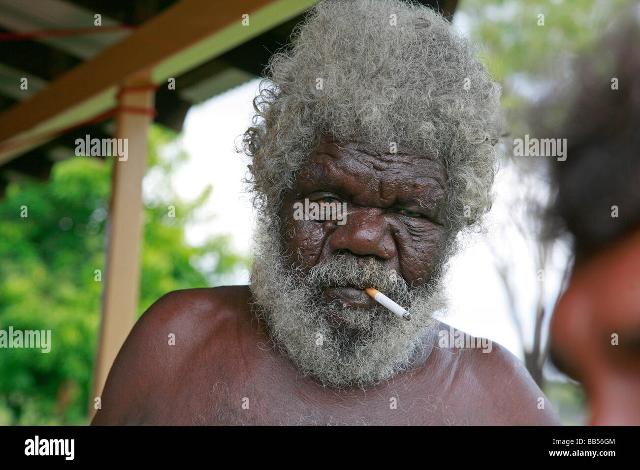 Толстый волосатый дед. Бушмен австралоидная раса. Старый негр с бородой. Современные аборигены.