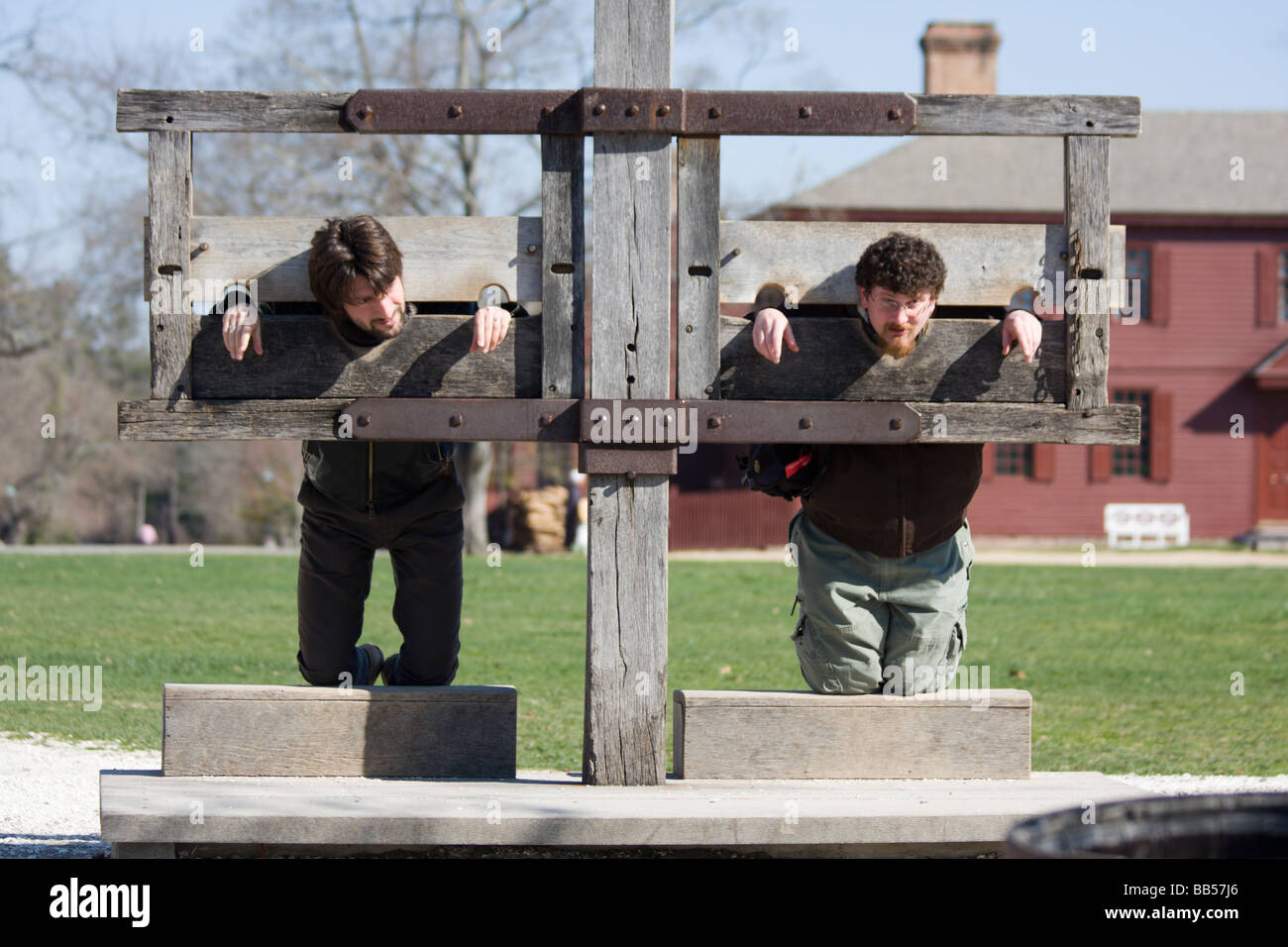 two-tourists-at-colonial-williamsburg-virginia-pretend-to-be-locked-BB57J6.jpg