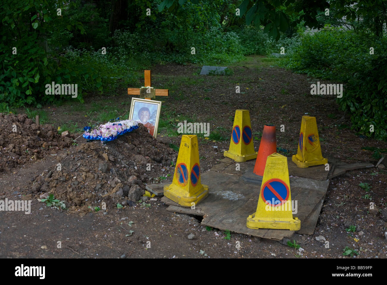Dug grave hires stock photography and images Alamy