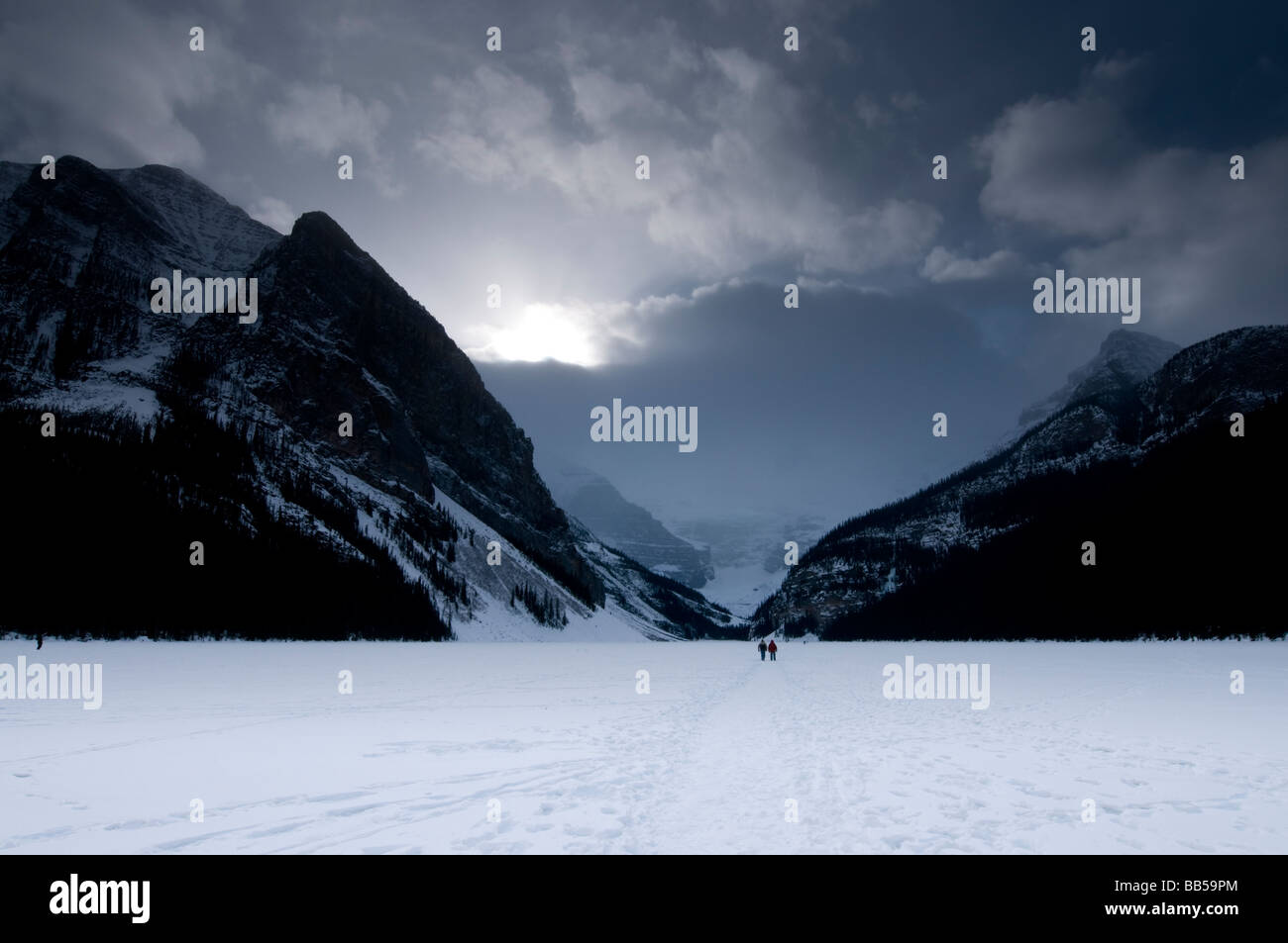 Frozen Lake Louise in winter Part of the Lake Louise Mountain Resort in ...