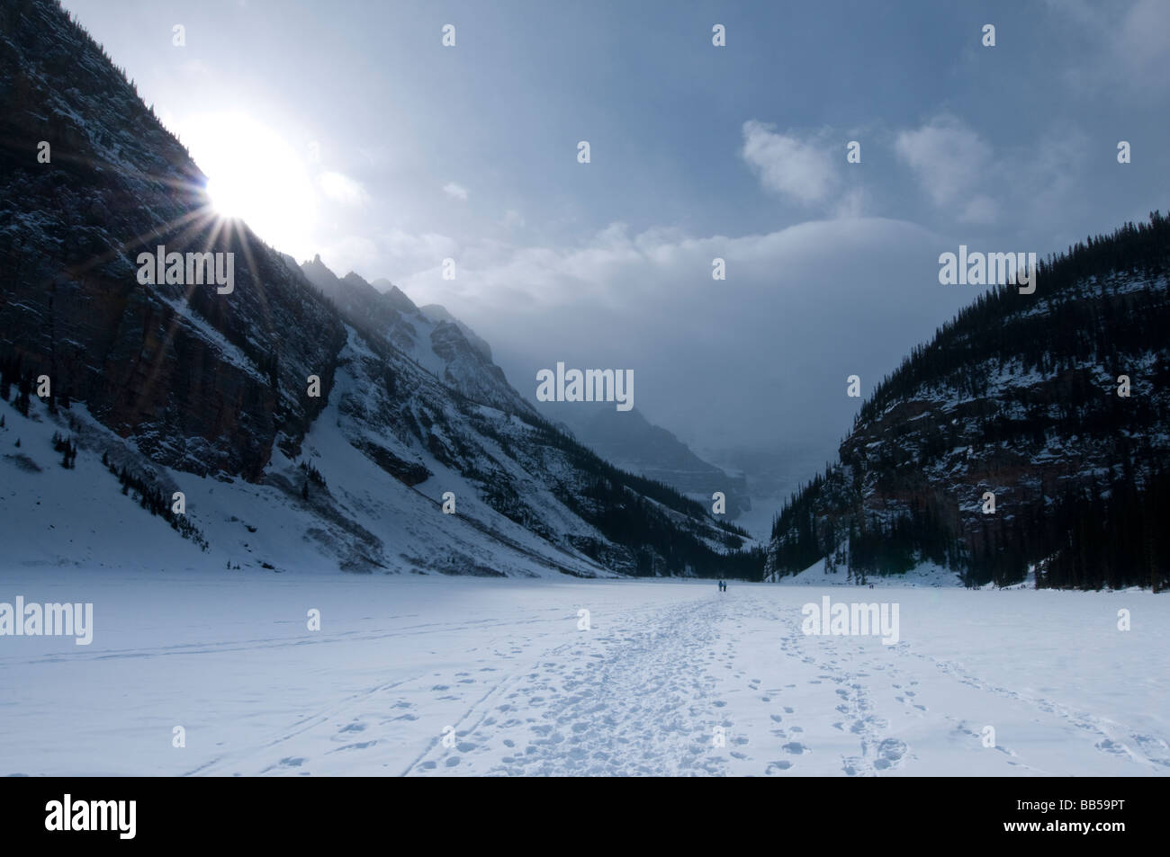 Frozen Lake Louise in winter Part of the Lake Louise Mountain Resort in ...