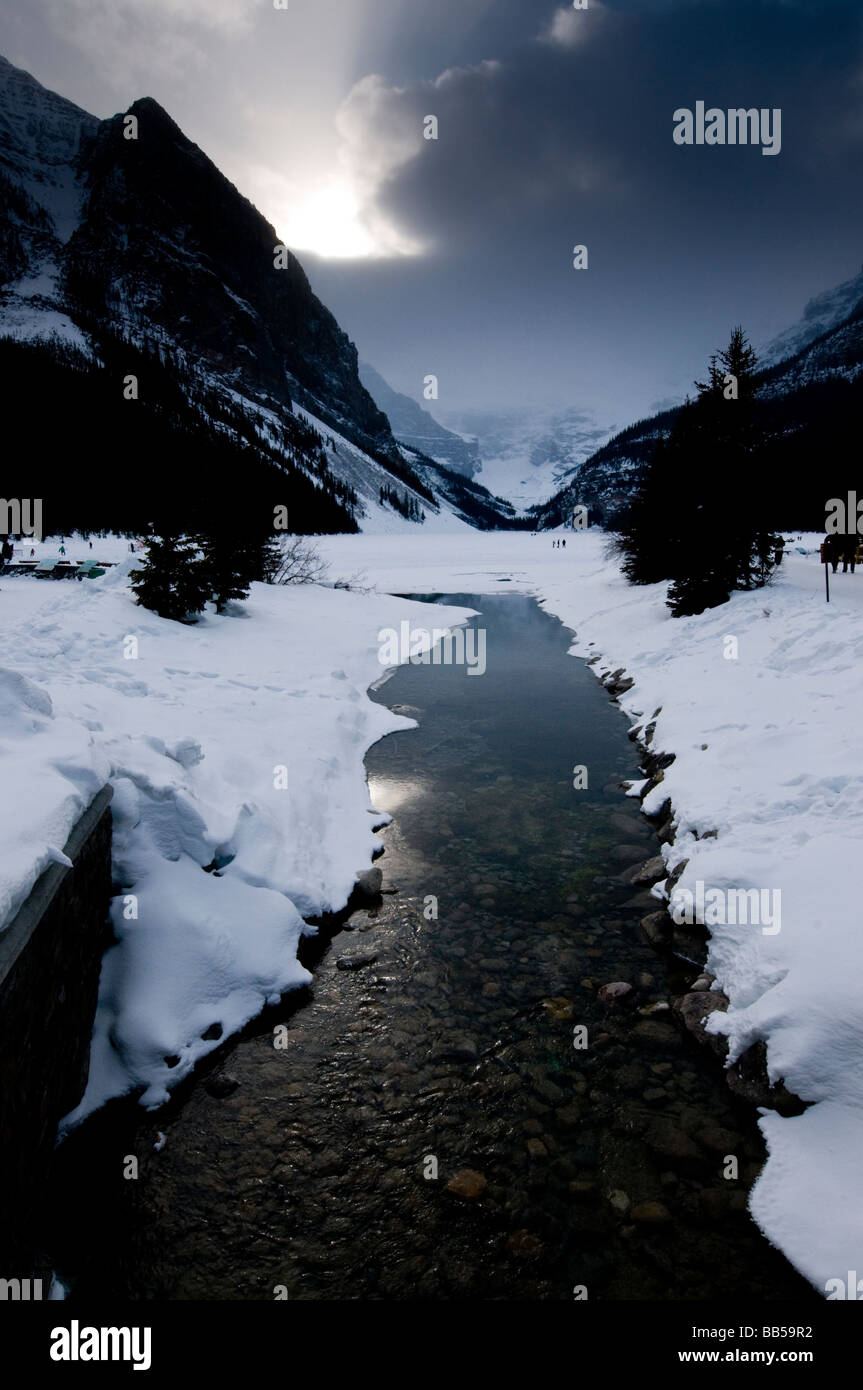 Frozen Lake Louise in winter Part of the Lake Louise Mountain Resort in ...