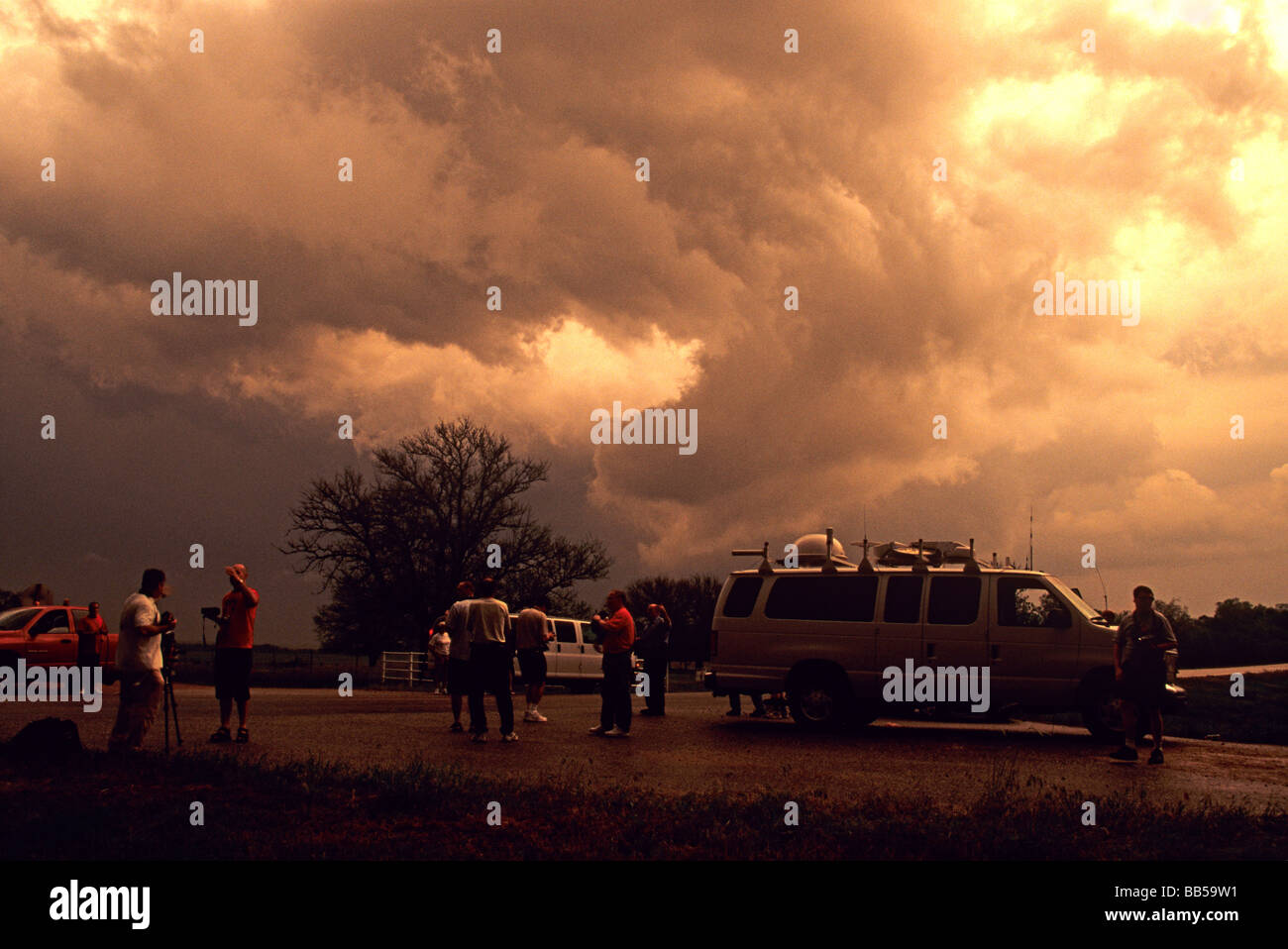 Storm chasers watch a severe storm in Kansas Stock Photo