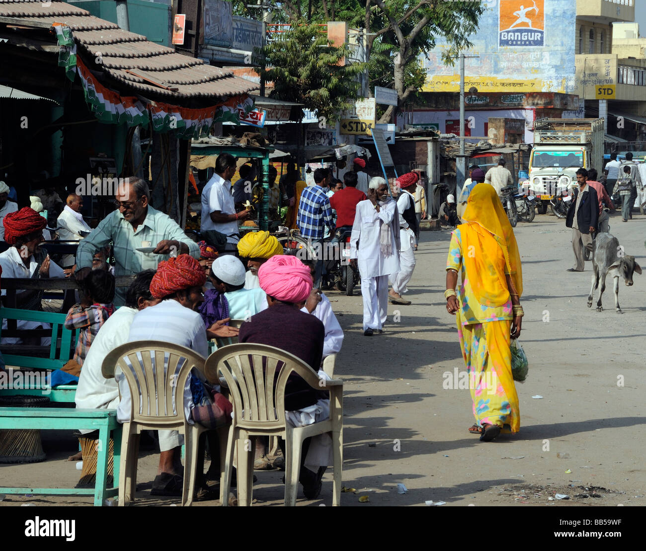 A street secene in Nimaj, Rajasthan, India. Men in brightly coloured turbans sit outside a cafe. Stock Photo