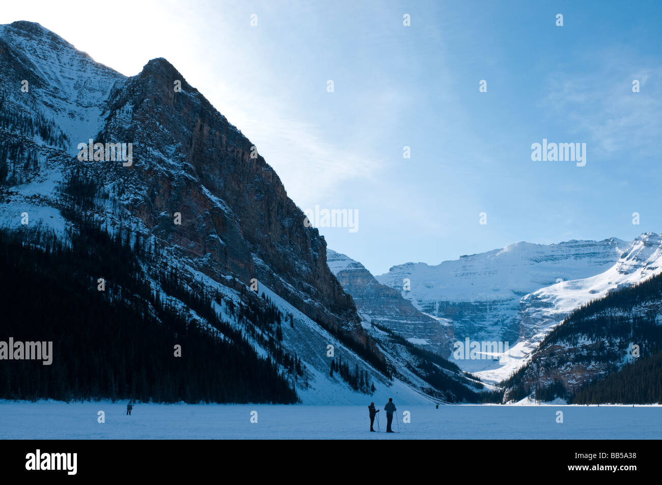 Frozen Lake Louise in winter Part of the Lake Louise Mountain Resort in ...