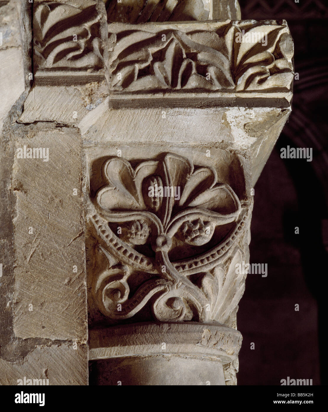 Durham Cathedral Chapter House doorway, carved flower capital late 12thc Stock Photo