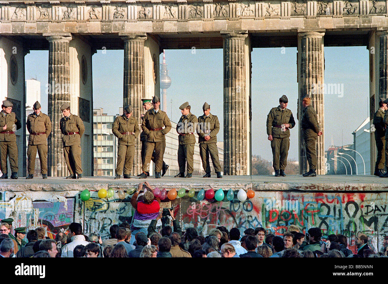 NVA soldiers on the Berlin Wall in 1989, Berlin, Germany Stock Photo