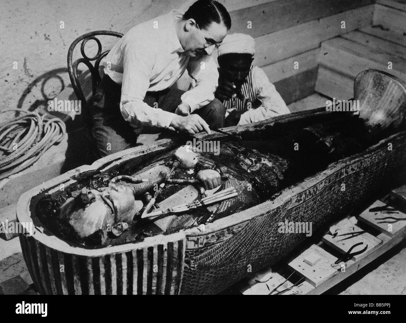 Carter, Howard, 9.5.1873 - 2.3.1939, British archeologist / archaeologist, with worker, studies, tomb Tutankhamun, Egypt, Tutankhamen, pharaoh, archeology, ancient egypt, , Stock Photo