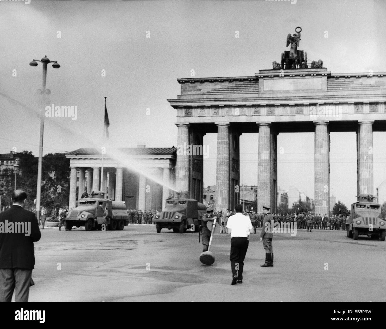 geography / travel, Germany, Berlin, wall, construction, Wast German police with water gun closing the sectoral border at Brandenburg Gate, 13.8.1961, Stock Photo