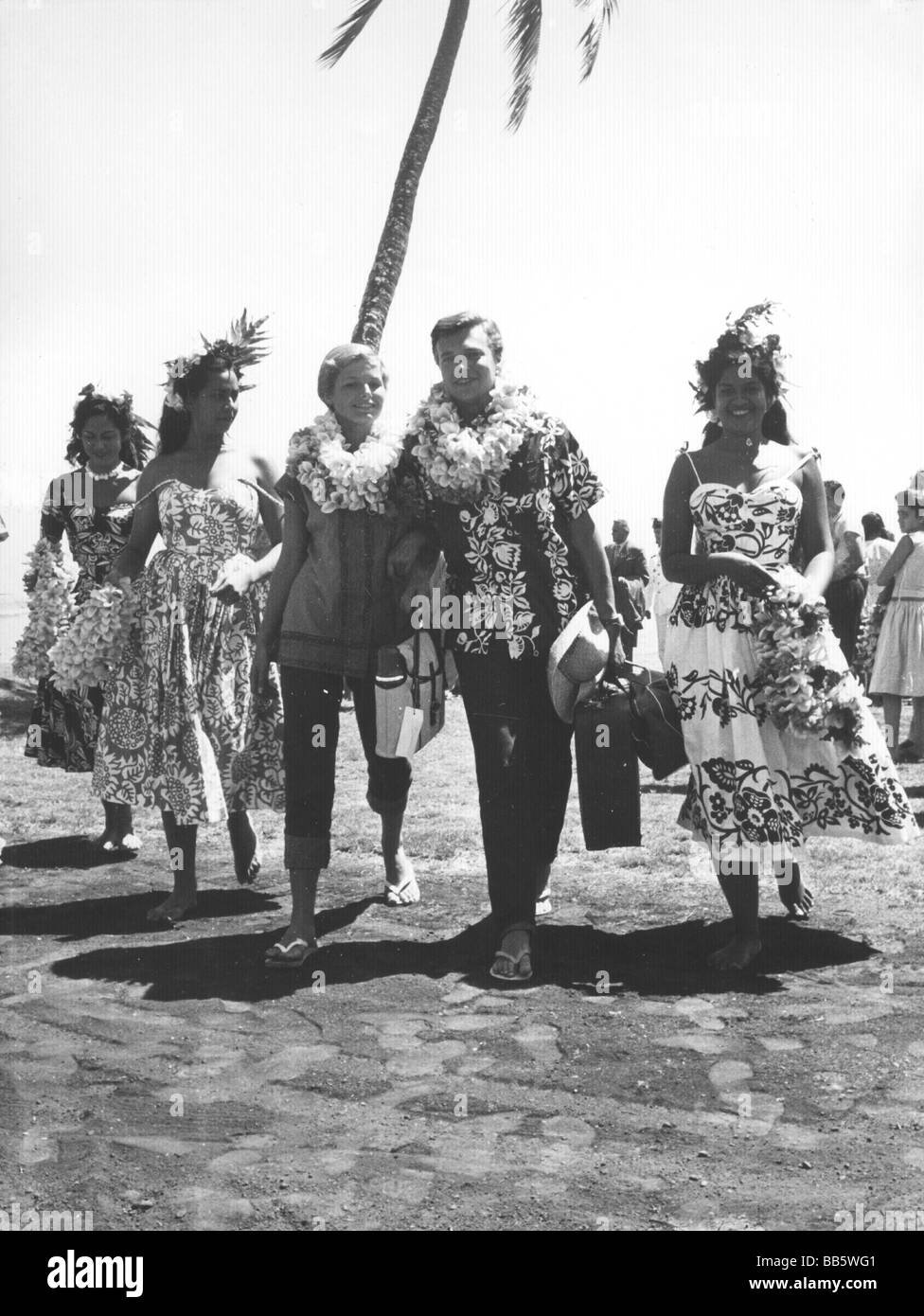 Boehm, KarlHeinz, 16.3.1928 - 29.5.2014, Austrian actor, full length, with his second wife Gundula Blau, Hawaii, 1950s, Stock Photo