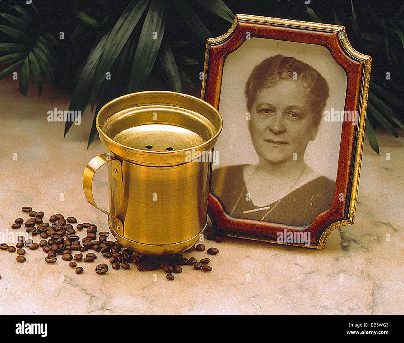 Bentz, Melitta, 31.1.1873 - 29.6.1950, German businesswoman (Melitta), and inventor of coffee filter, stilllife with portrait and coffee, Stock Photo