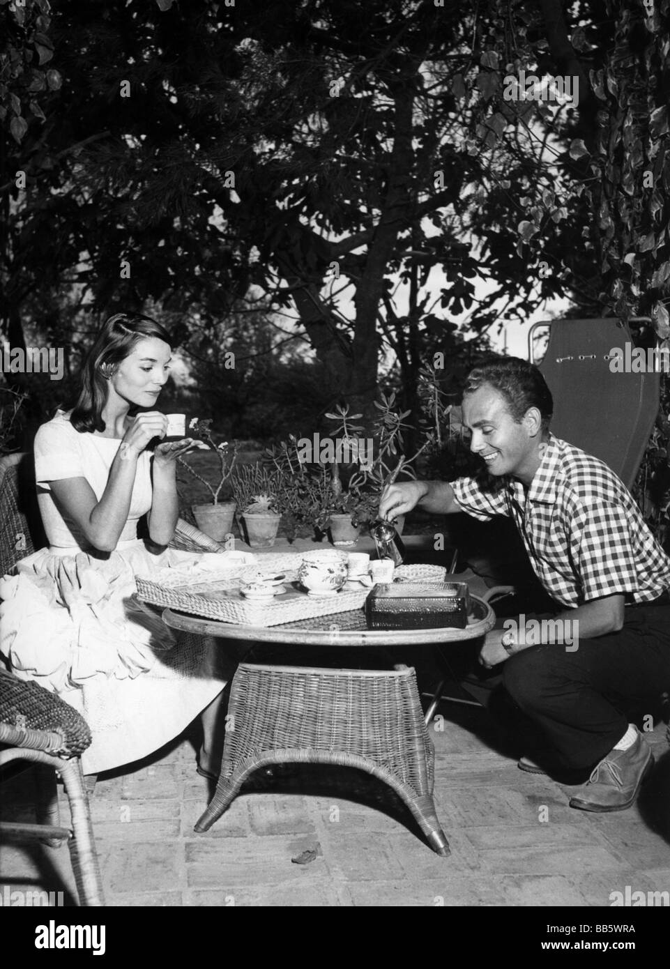 Martinelli, Elsa * 13.1.1932, Italian actress, half length, having tea, 1950s, Stock Photo