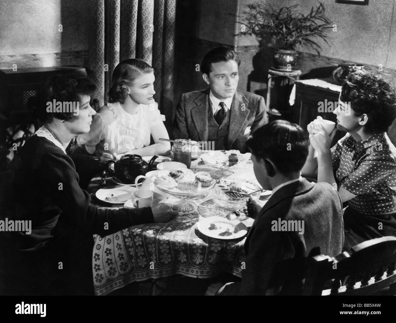 movie, 'Waterfront', GBR, 1950, director: Michael Anderson, scene with: Kathleen Harrison, Susan Shaw, Richard Burton, Avis Scot Stock Photo
