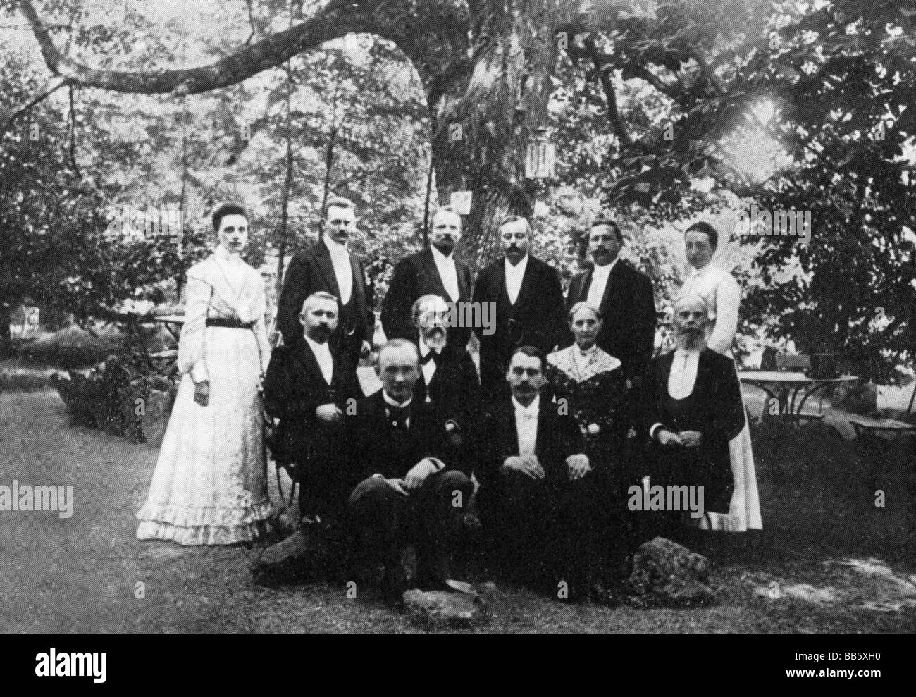 Wundt, Wilhelm, 16.8.1832 - 31.8.1920, German philosopher and psychologist, group picture with his family and employees, at his 70th birthday, 1902, Eleonore Wundt, Erich Mosch, Oswald Külpe, Gustav Störring, August Kirschmann, middle row: Emil Kraepelin, W. Wundt, Sophie Wundt, Reinecke, first row: Max Wundt, Wilhelm Wirth, , Stock Photo
