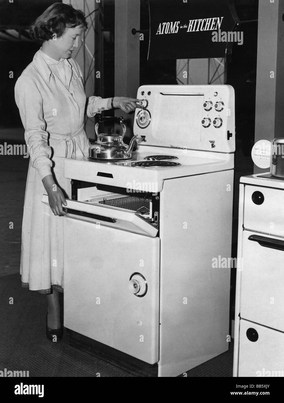 household, kitchen and kitchenware, 'Falco Royal' automatic time preset electric cooker, British Industries Fair, London, mid 1950s, Stock Photo