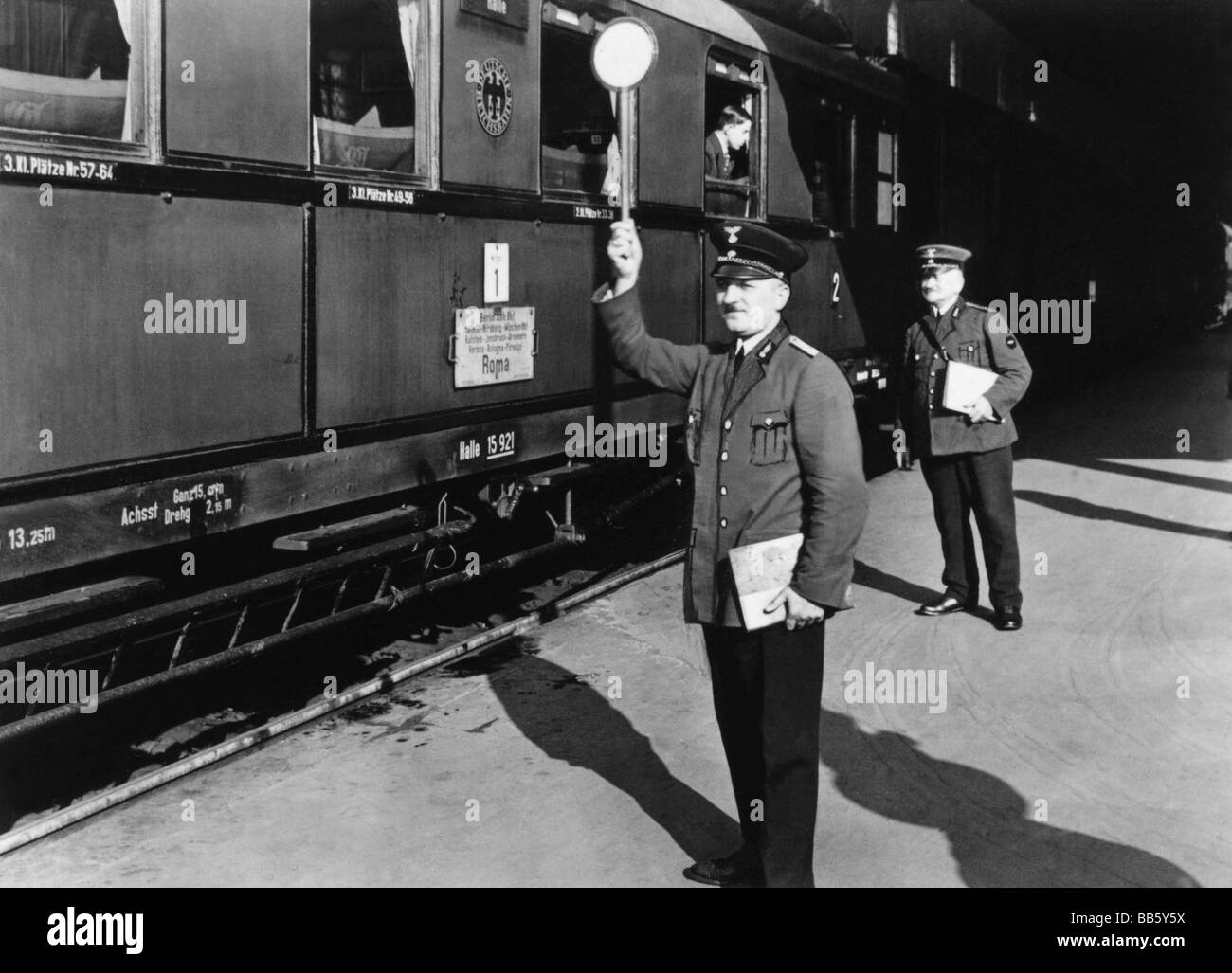 transport / transportation, railway, staff, train dispatcher giving sign to depart, Deutsche Reichsbahn public relations, circa 1930, Stock Photo
