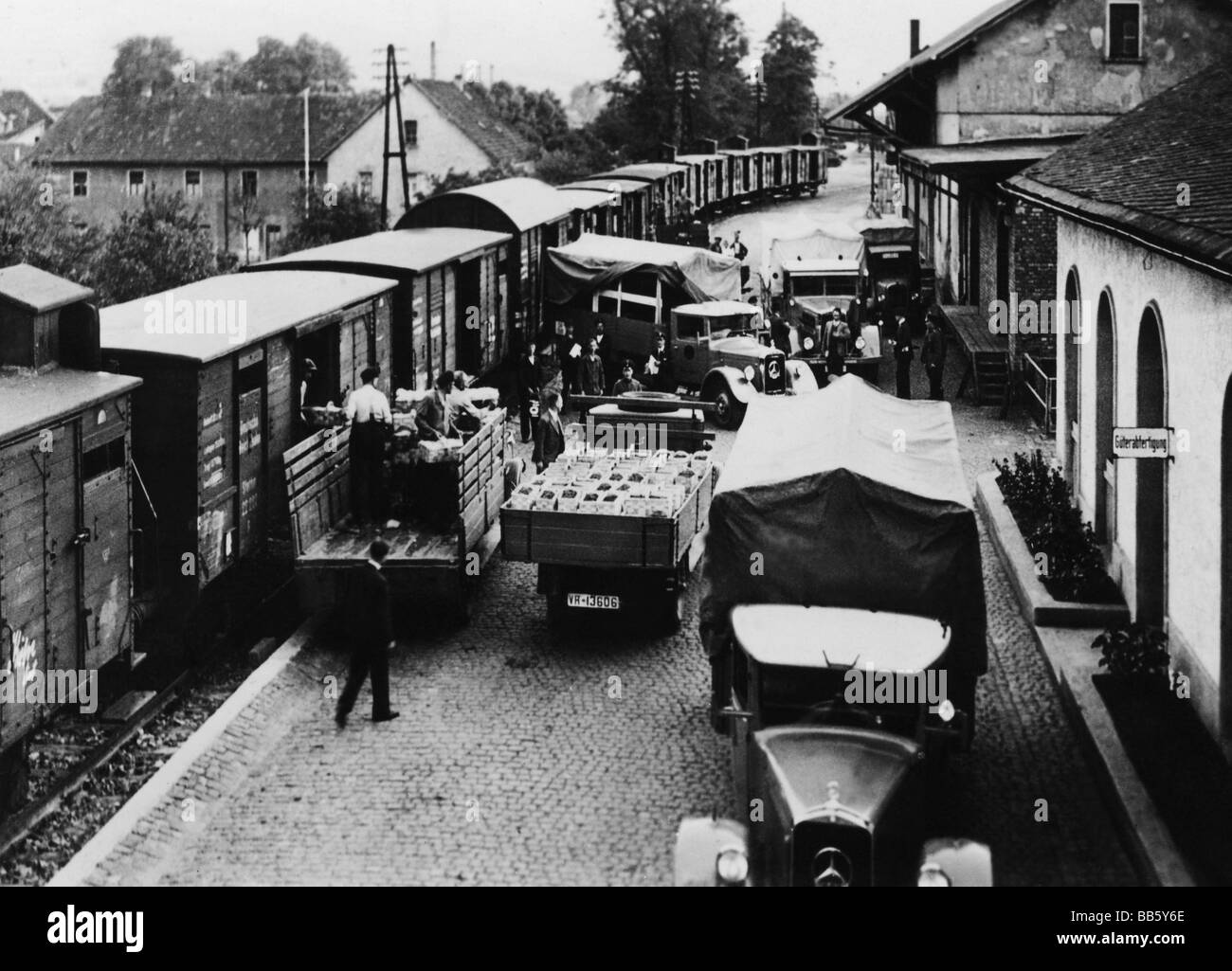 transport / transportation, railway, waggons, unloading freight waggons, Deutsche Reichsbahn public relations, circa 1930, Stock Photo