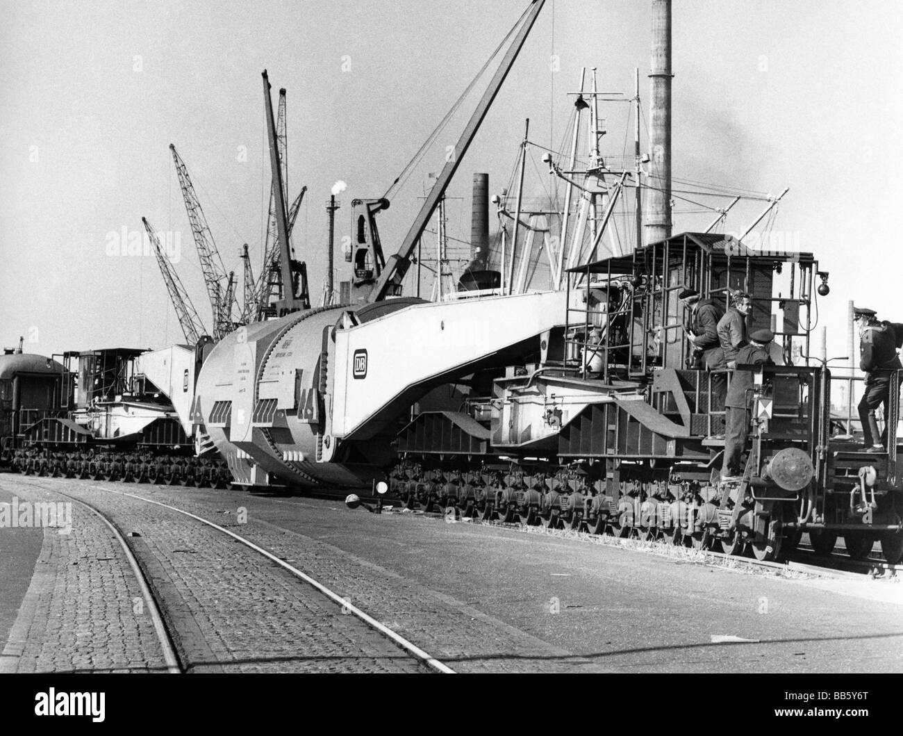 transport / transportation, railway, waggons, freight waggons, schnabel car, transport of a Brown, Boveri et Cie generator for the nuclear power plant 'John E. Amos' in Scarry, West Virginia, USA, Hamburg harbour, 10.10.1974, , Stock Photo