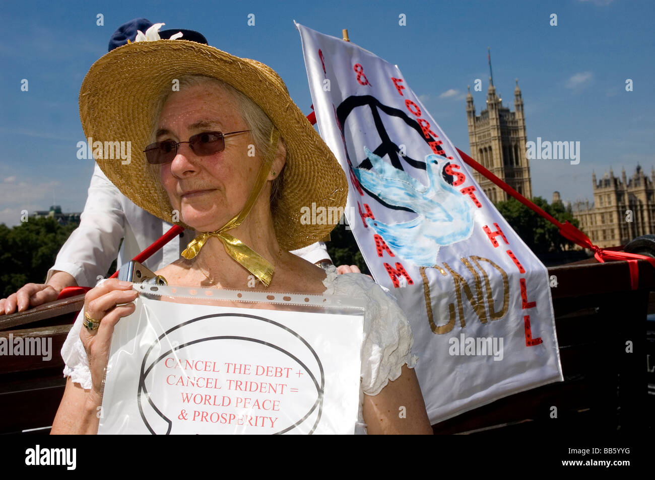 Elderly campaigner outside Parliament Stock Photo