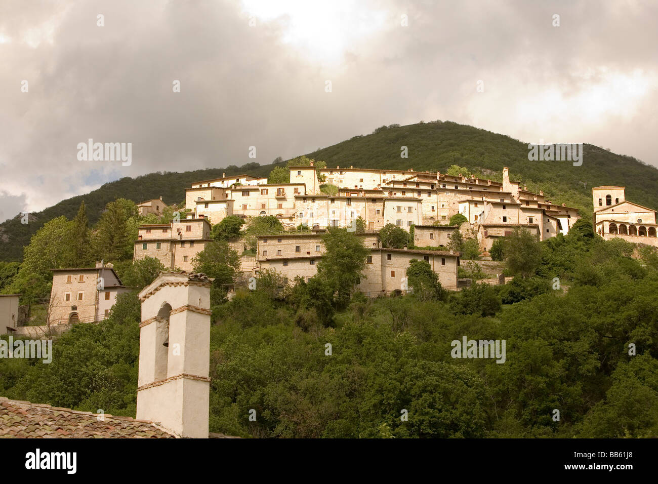 Hill town in italy hi-res stock photography and images - Alamy