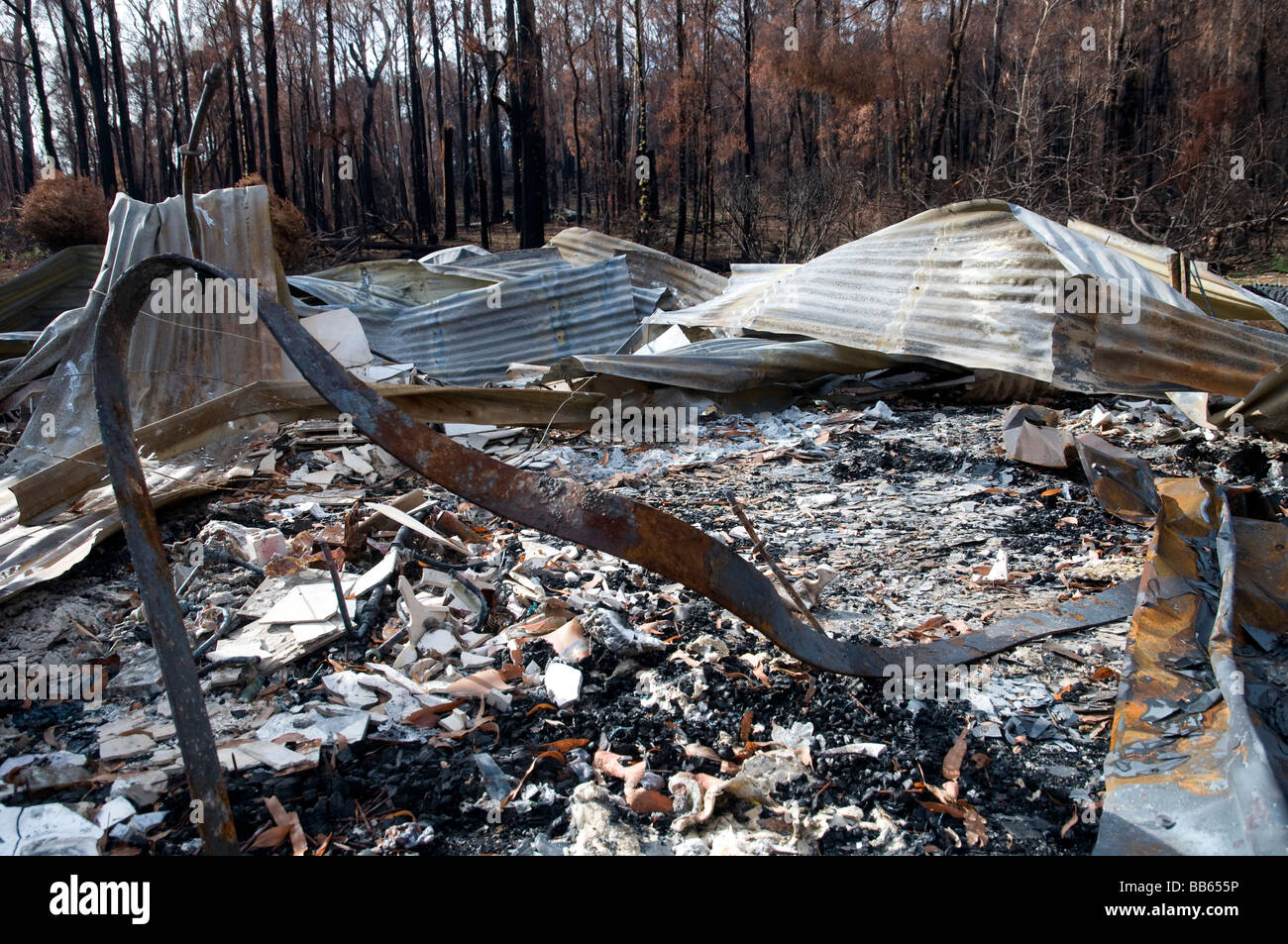 The remains of a home and devastation left after a bushfire Stock Photo ...