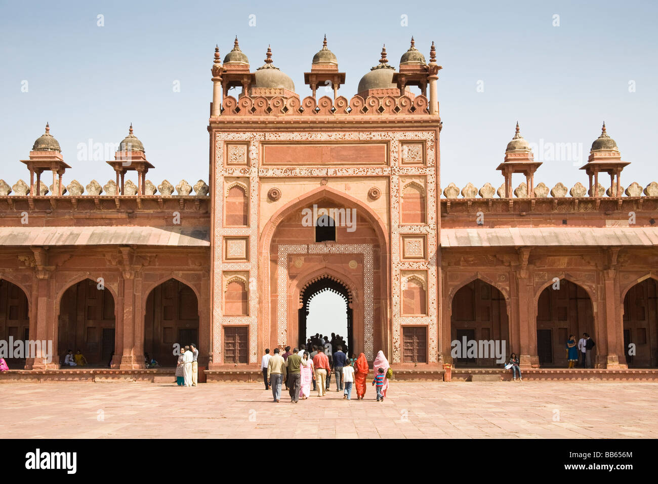 Visitors and Shahi Darwaza Gate, Jama Masjid Mosque complex, Fatehpur