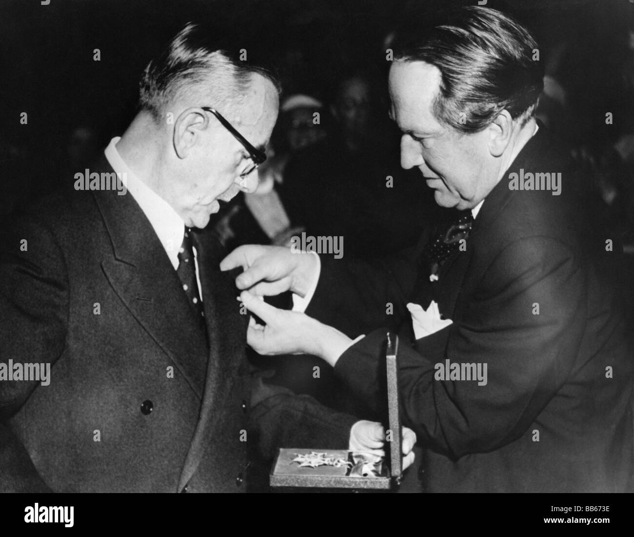Mann, Thomas, 6.6.1875 - 12.8.1955, German author / writer, Nobel Prize for literature 1929, with Dutch foreign minister Johan Willem Beyen, awarding of the cross of the commander of Oranien - Nassau, , Stock Photo