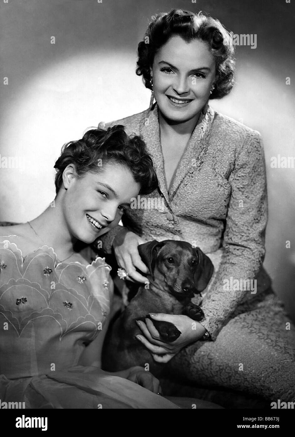 Schneider, Romy, 23.9.1938 - 29.5.1982, German actress, half length, PR Foto with mother Magda Schneider and dachshund, 1950s, Stock Photo