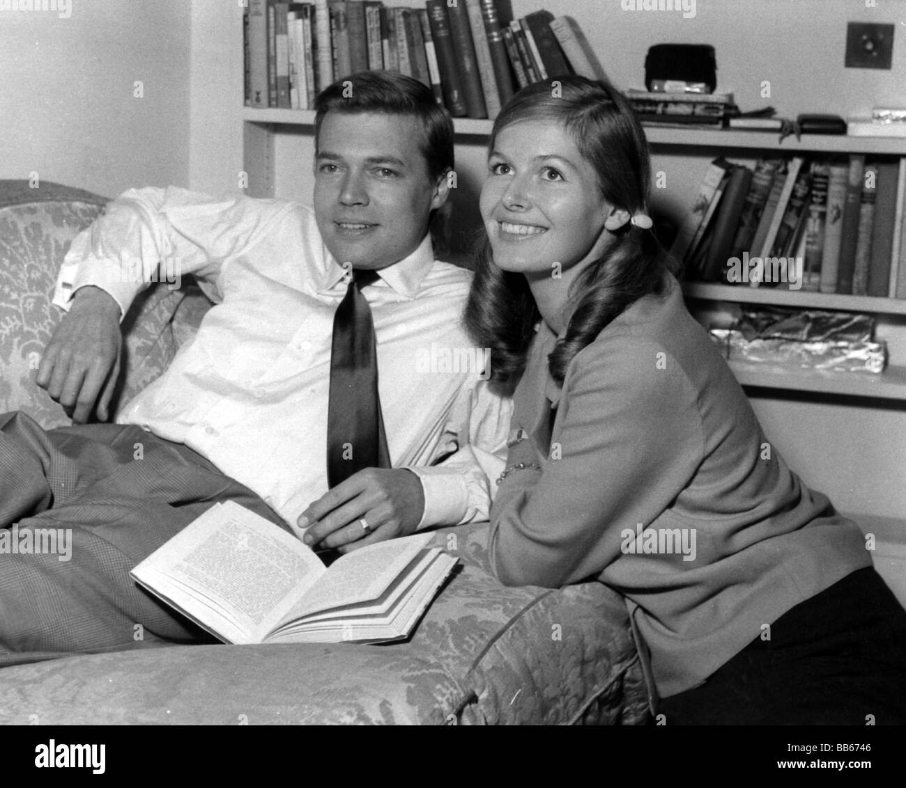 Boehm, Karlheinz, 16.3.1928 - 29.5.2014, Austrian actor, with 2nd wife Gundula Blau, on sofa, homestory, 1960s, Stock Photo