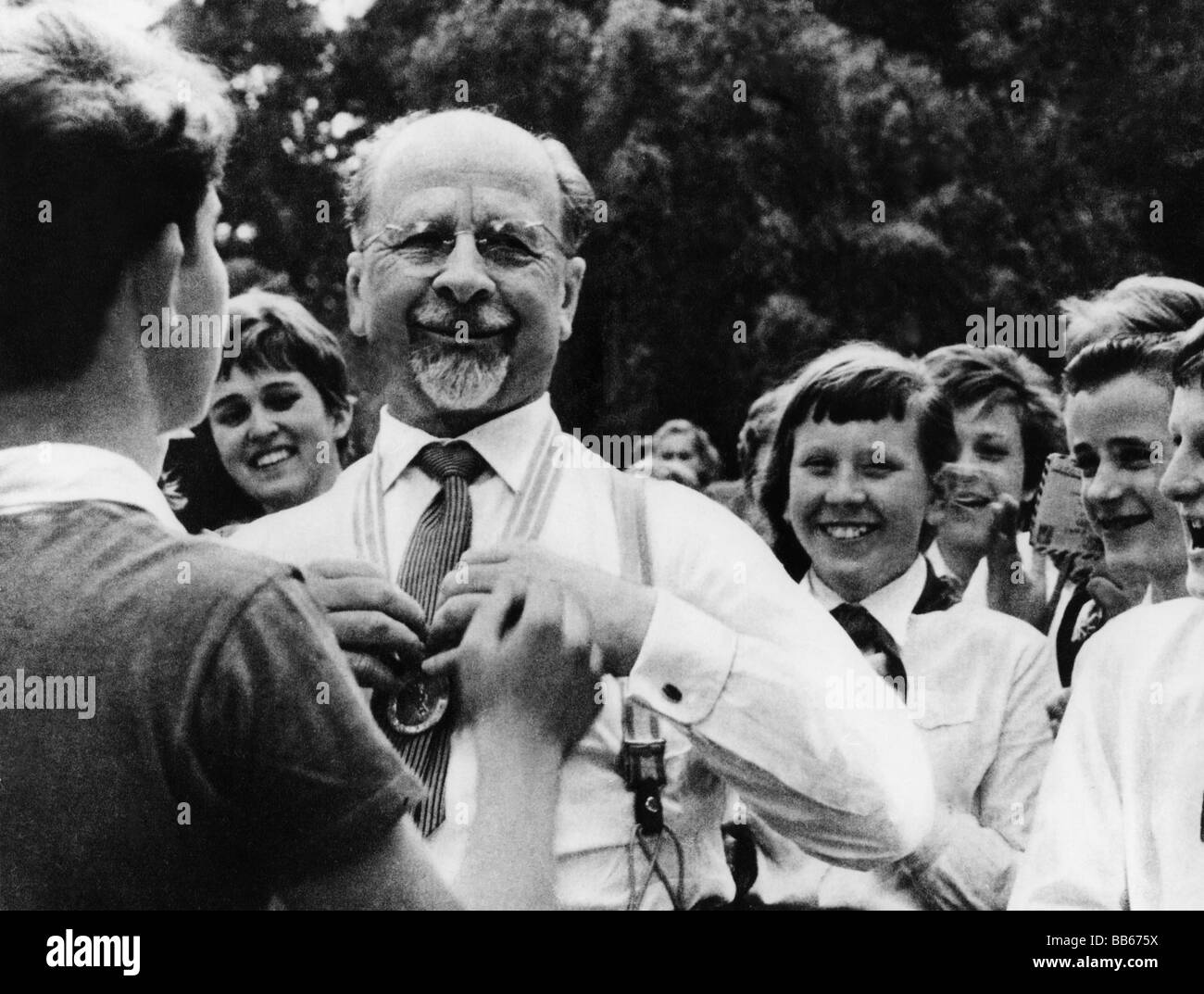 Ulbricht, Walter, 30.6.1893 - 1.8.1973, German politician (SED), Chairman of State Council of the German Democratic Republic 12.9.1960 - 1.8.1973, with Young Pioneers, 1960s, , Stock Photo