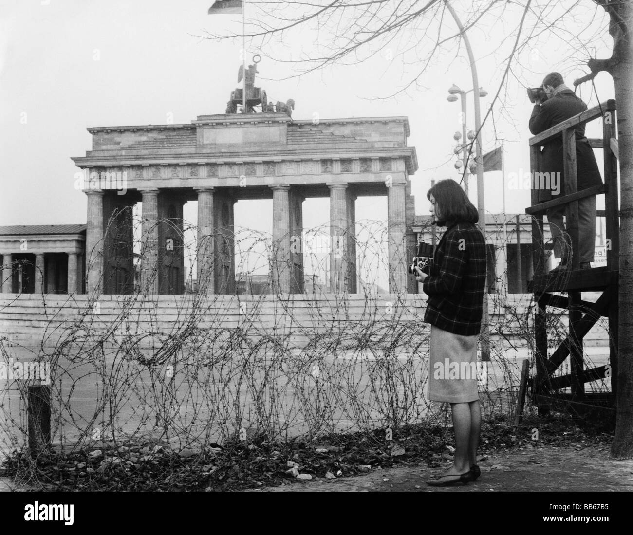 geography / travel, Germany, Berlin, wall, tourist at Brandenburg Gate, circa 1965, Stock Photo