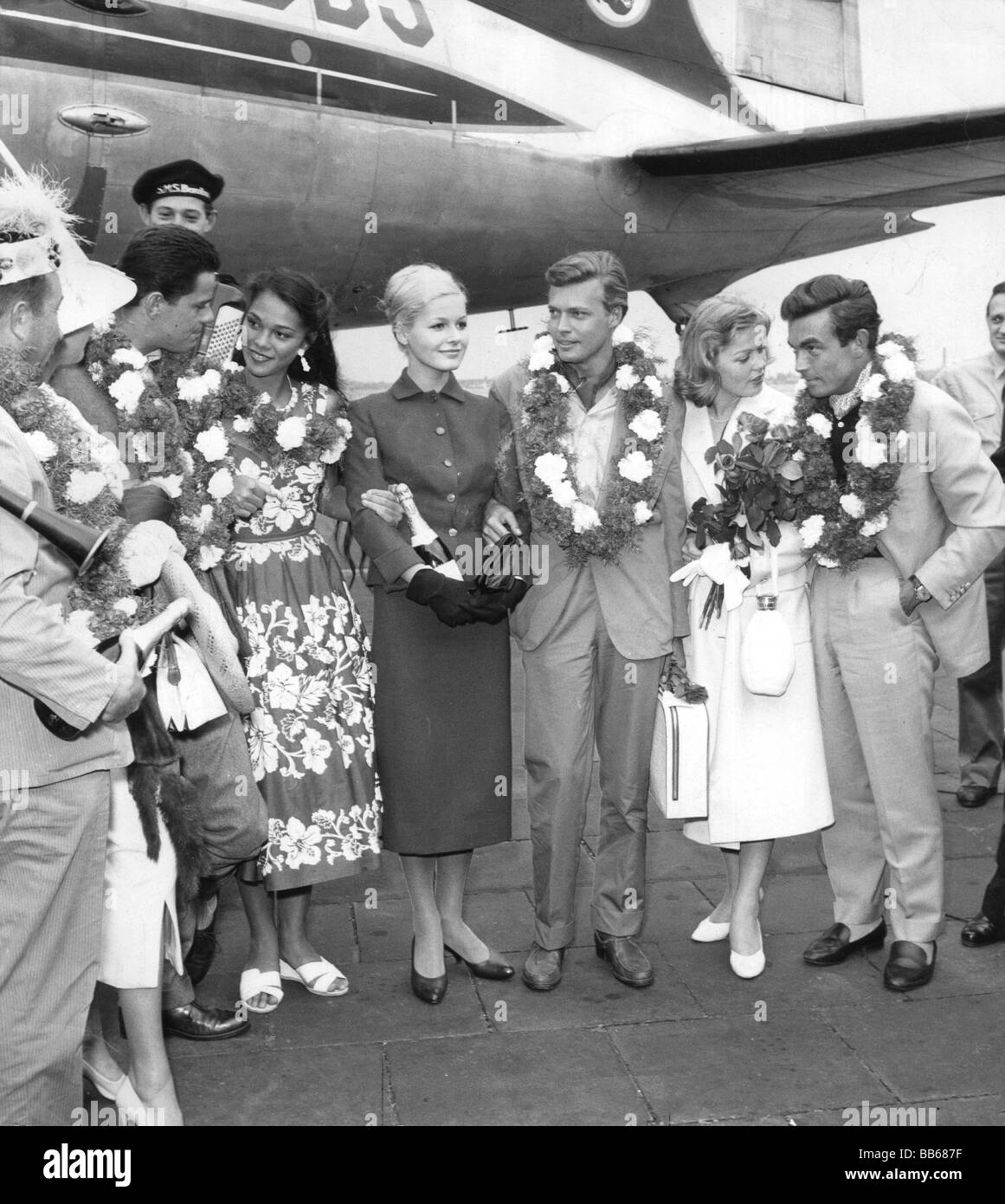 Boehm, Karlheinz, 16.3.1928 - 29.5.2014, Austrian actor, full length, with his second wife Gundula Blau and Claus Biederstaedt, Hawaii, 1950s, Stock Photo