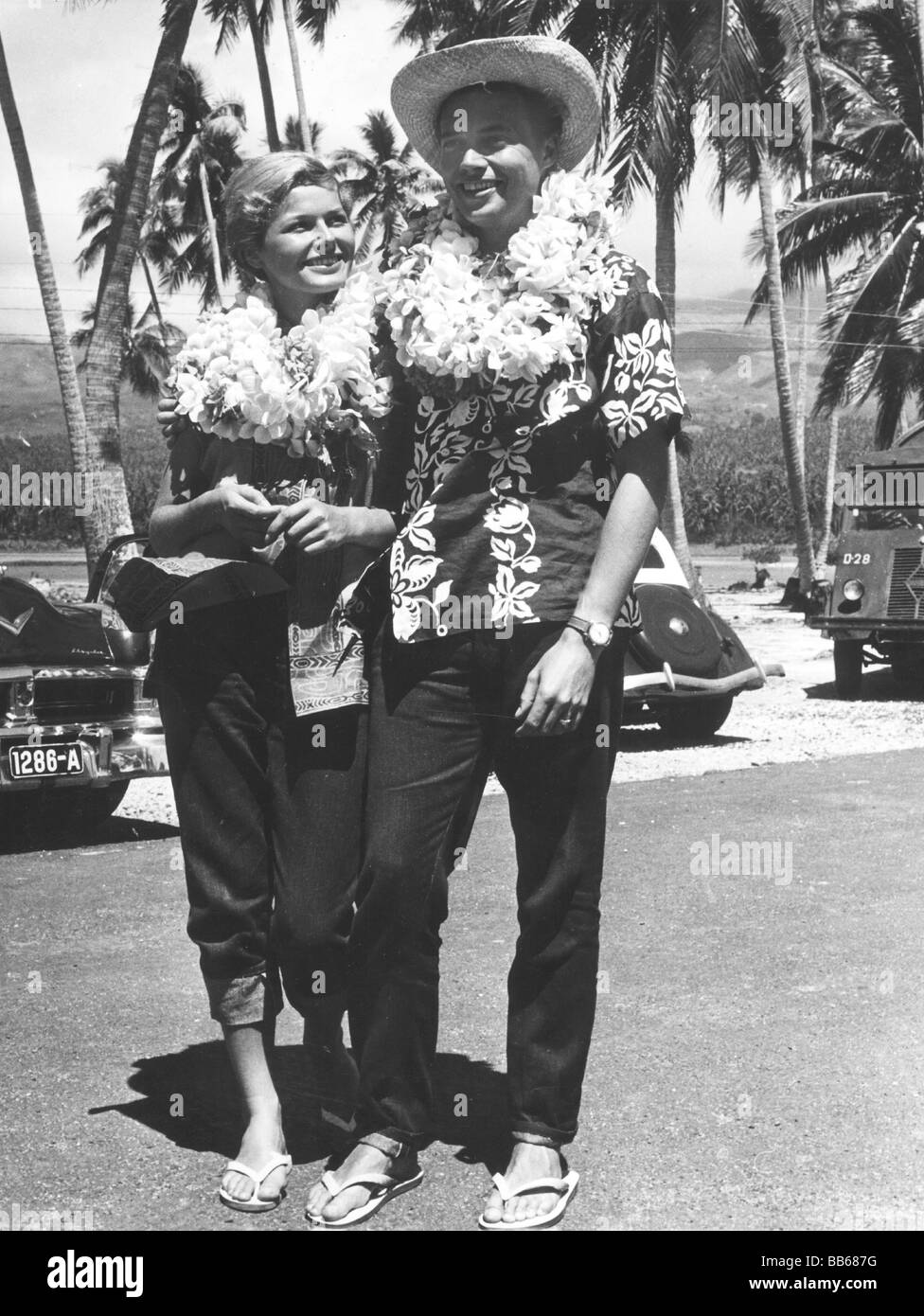 Boehm, Karlheinz, 16.3.1928 - 29.5.2014, Austrian actor, full length, with his second wife Gundula Blau, Hawaii, circa 1950s, Stock Photo