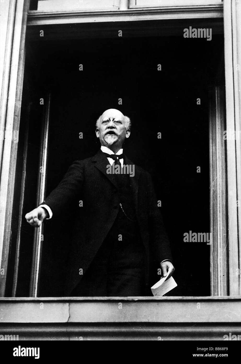 Scheidemann, Philipp, 26.7.1865 - 29.11.1939, German politician (Social Democratic Party of Germany ), half-length, speech in front of demonstrators from of a window of the Imperial Chancery, shortly before the proclamation of the republic, Wilhelmstrasse, Berlin, forenoon, 9.11.1918, Stock Photo