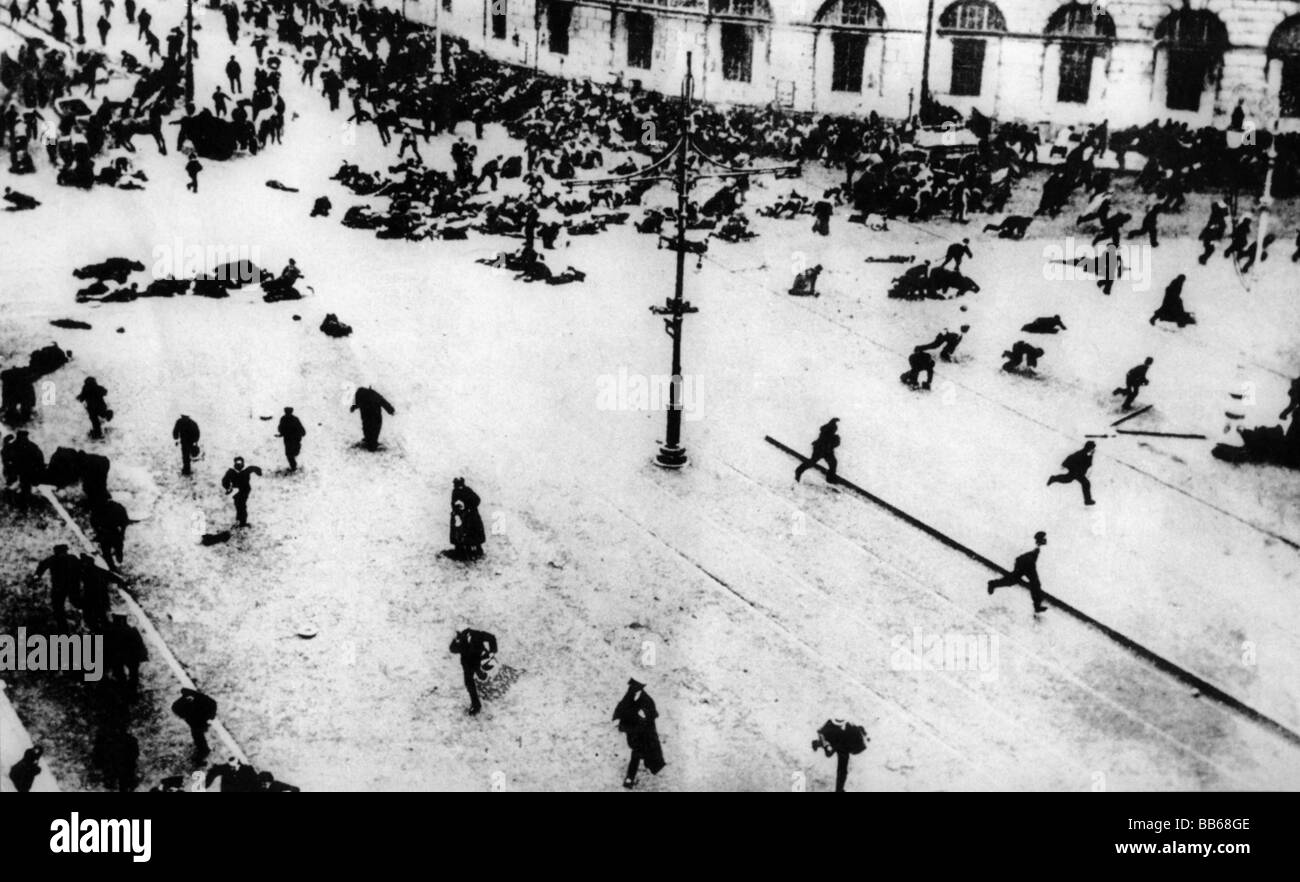 geography / travel, Russia, demonstrators scattering from fire of Governmental Troops, Nevski Prospect, Petrograd, 4.7.1917 (17.7.1917), Saint Petersburg, Russian Revolution, Demonstration, shooting, Provisional Government, machine gun, people, 20th century, historic, historical, 1910s, Stock Photo