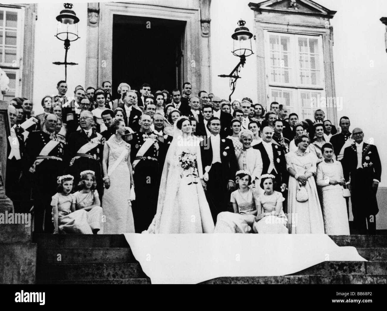 Margrethe II, * 16.4.1940, Queen of Denmark since 14.1.1972, with Count Henri de Laborde de Monpezat (Henrik, Prince Consort of Denmark), King Gustaf VI Adolf of Sweden, Queen Ingrid, King Frederick IX, group picture, her wedding, Copenhagen, 10.6.1967, Stock Photo