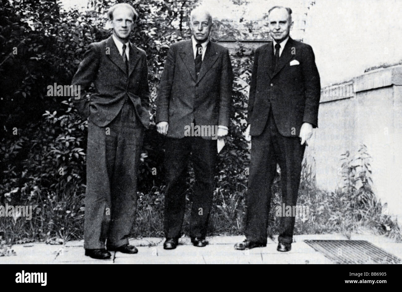 Heisenberg, Werner Karl, 5.12.1901 - 1.2.1976, German scientist (Physicist), full length, with Max von Laue and Otto Hahn, Goettingen 1946, Stock Photo