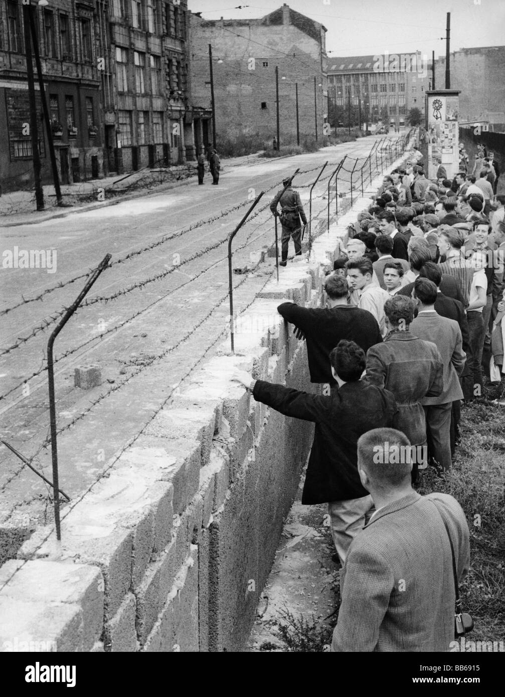geography / travel, Germany, Berlin, West Berliner at the wall, Zimmerstrasse, 1961, Stock Photo