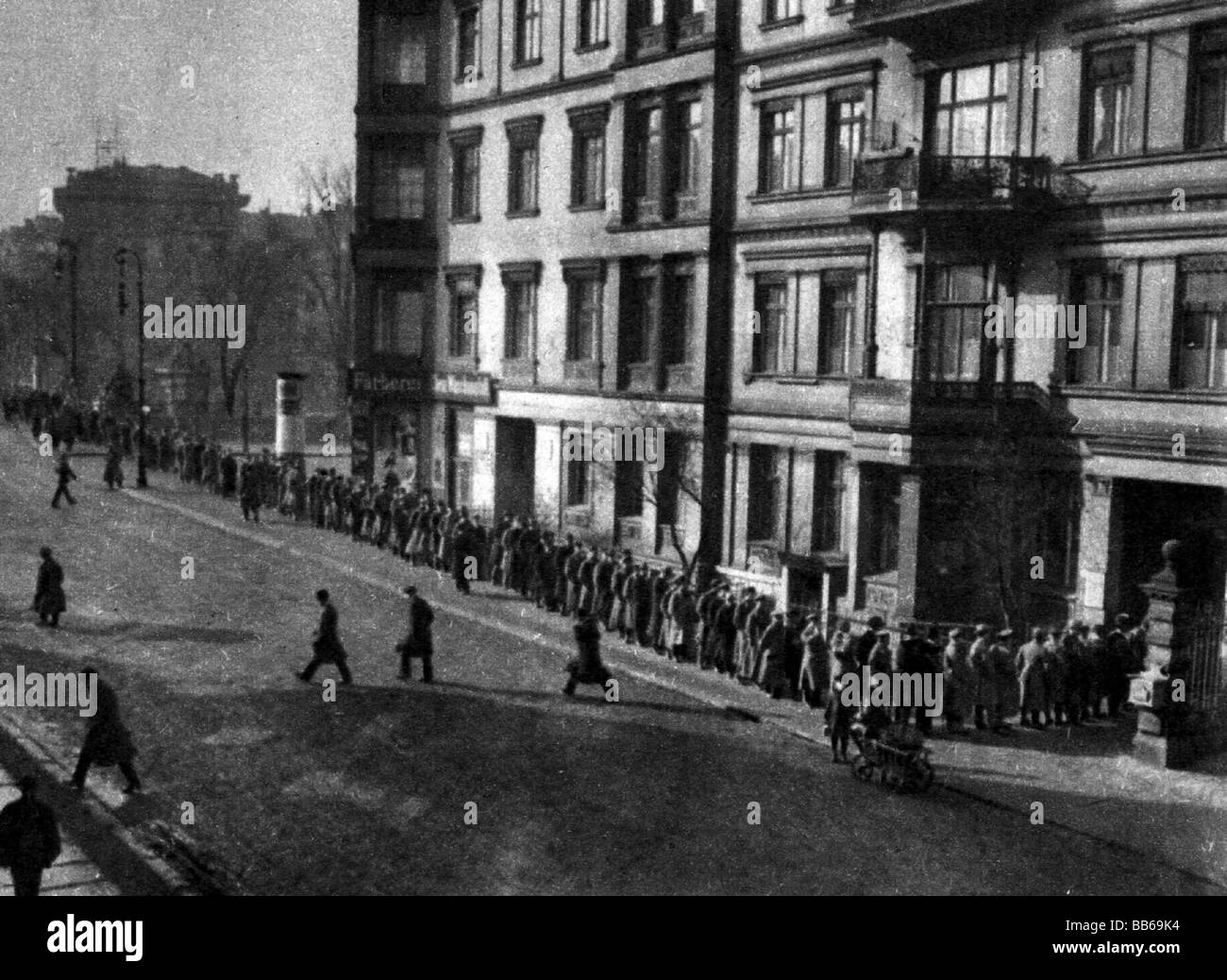 events, Great Depression 1929 - 1933, queue outside of a job centre, Potsdam, Germany, circa 1930, historic, historical, 20th century, 1930s, 30s, misery, poverty, Weimar Republic, Prussia, economic crisis, people, searching for employment, mass unemployment, distress, hardship, unemployed, 1920s, Stock Photo