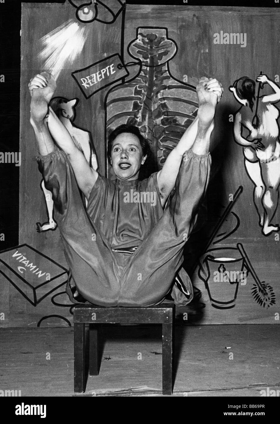 Herking, Ursula 28.1.1912 - 17.11.1974, German actress, half length at a performance at the 'Nürnberger Trichter', Berlin 1952, Stock Photo