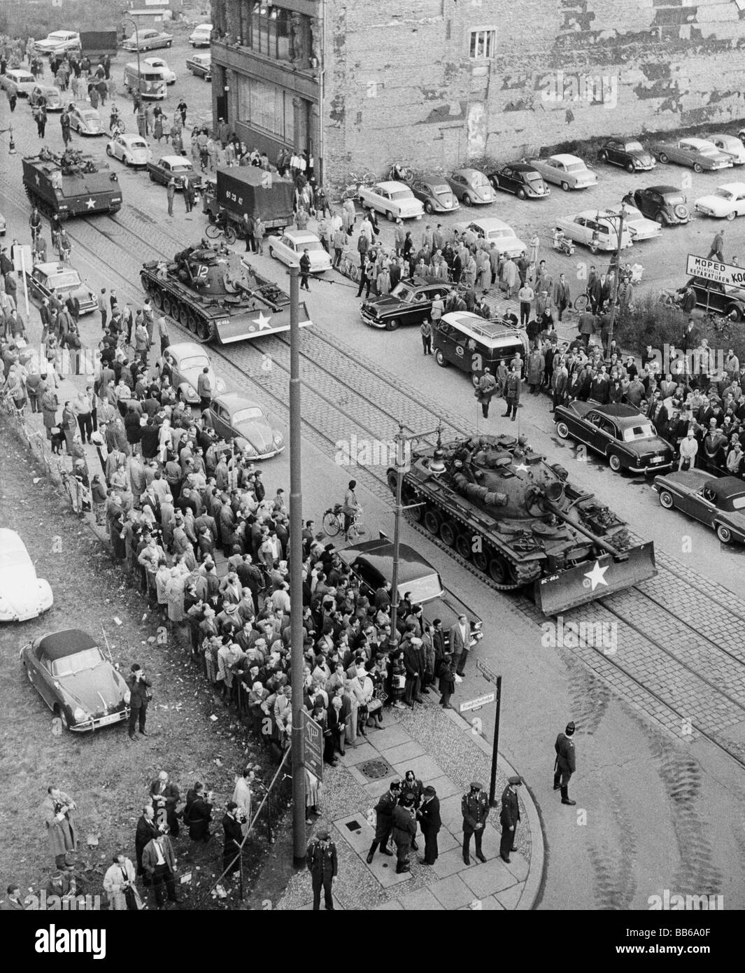 geography / travel, Germany, Berlin, politics, American tanks at Friedrichstrasse, 27.10.1961, Checkpoint Charlie, wall, crisis, tank, M48, M-48, M 48, military, USA, crowd, people, West Berlin, sectoral border, cold war, 20th century, historic, historical, 1960s, Stock Photo