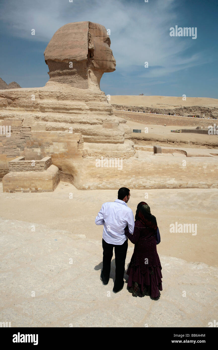 Egyptian couple on the Giza Plateau looking at the Sphinx Stock Photo